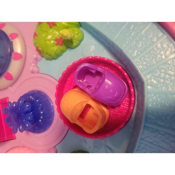 2019 Polly Pocket 2-in-1 Theme Park Crossbody Playset with 4 Dolls/Cars - Picture 5 of 16